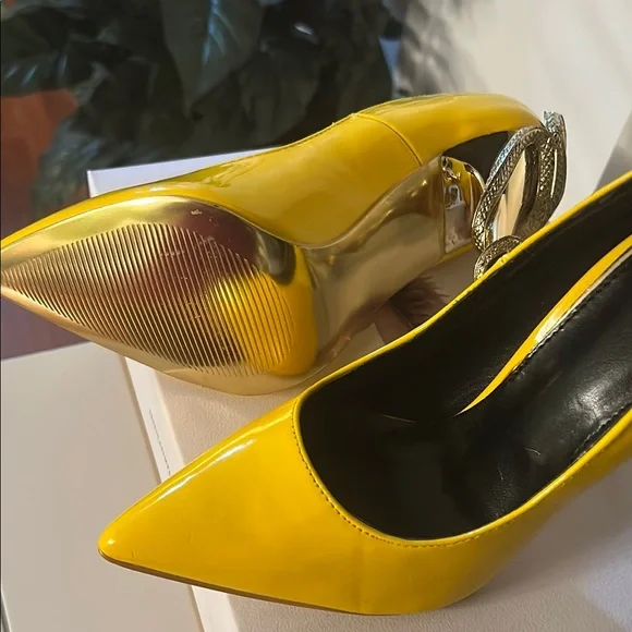 Scene Weaver Yellow and Gold Stiletto Heels with Serpent Embellishment nwot - Picture 5 of 10